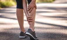 Đi bộ một đoạn lại đau bắp chân: Dấu hiệu cảnh báo bệnh mạch máu nguy hiểm