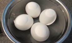 Có nên ngâm trứng vào nước lạnh sau khi luộc?