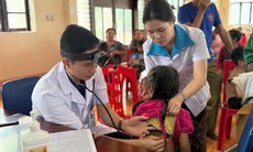 Bệnh viện Nhi Thanh Hóa khám bệnh, cấp phát thuốc miễn phí cho trẻ em tỉnh Hủa Phăn