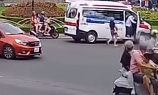 Vẫy xe cấp cứu giữa vòng xoay cứu bé trai ngất lịm, nữ điều dưỡng kể lại giây phút quyết định