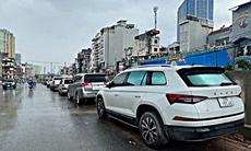 Chỉ 500m đường La Thành, 16 ô tô dừng, đỗ bất chấp biển cấm