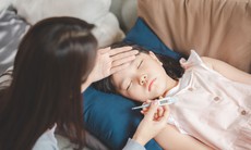 Hai trẻ viêm não Nhật Bản phải mở khí quản