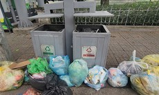 Thùng rác công cộng kết hợp khai thác quảng cáo tại Hà Nội bị bịt kín và treo biển cấm vì ô nhiễm tràn lan