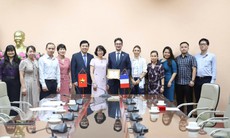 Bộ Y tế trao tặng Kỷ niệm chương 'Vì sức khỏe nhân dân' cho Tùy viên Hợp tác Y tế, Đại sứ quán Cộng hòa Pháp tại Việt Nam