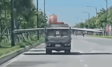 Xác minh xe tải chở hàng quá khổ kiểu 'dang cánh' giữa đường