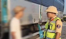 Dùng biên bản quá hạn thay giấy phép lái xe, tài xế và chủ xe nhận phạt gần 80 triệu đồng 