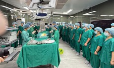 Người con nghẹn ngào ký đơn hiến tạng của cha: 'Nếu bố không thể ở lại, xin hãy để một phần của bố tiếp tục sống...'