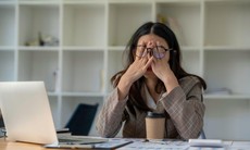 Khi đôi mắt dân công sở bị 'bào mòn' bởi ánh sáng xanh và máy lạnh