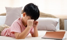 5 dấu hiệu cho thấy trẻ cần được đưa đi khám mắt sớm