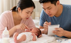 Ọc sữa khác nôn bất thường như thế nào?