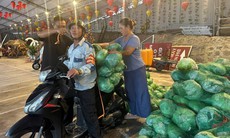 Những chuyến xe chở bắp cải phát miễn phí trước bão số 1 