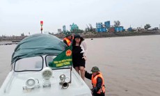 Bão số 1: Sản phụ vỡ ối được bộ đội biên phòng chở xuồng từ đảo vào đất liền cấp cứu
