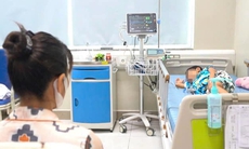 Học bơi buổi thứ 3, bé 6 tuổi bất ngờ bị chìm dưới nước, phải điều trị hồi sức tích cực
