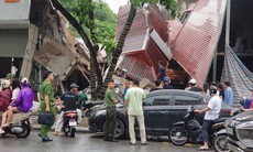 Ngôi nhà 2 tầng bất ngờ đổ sập trong lúc nhà liền kề đang thi công, phá dỡ ở Bắc Ninh