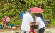 Cán bộ y tế và chiến sĩ công an cùng hỗ trợ sản phụ chuyển dạ sinh con giữa rừng