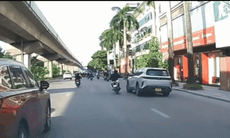 Clip ô tô hất văng xe máy sau màn tạt đầu, đánh võng qua lại trên phố Hà Nội  