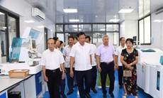Thứ trưởng Bộ Y tế Đỗ Xuân Tuyên làm việc tại Trung tâm Kiểm soát bệnh tật Hưng Yên