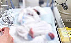 Bé trai 3 ngày tuổi sốt cao, mê man, kịp đến viện sau lời cầu cứu CSGT của bố mẹ