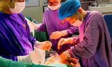 Cứu sống bệnh nhân đa chấn thương nặng sau tai nạn nổ lốp xe
