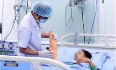 Máy dập ngói cuốn đứt gần lìa cẳng tay người phụ nữ
