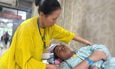 Mẹ già nằm một chỗ vì tai biến, con cần tiền điều trị u não, người phụ nữ nghèo ở Nghệ An cầu cứu