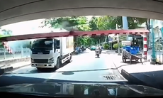 Hú hồn cảnh xe tải húc sập thanh giới hạn chiều cao ở dạ cầu Bông