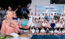 Cụ bà 94 tuổi cùng 81 con cháu đi du lịch, xúc động khoảnh khắc sum vầy