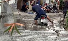 Bất chấp cảnh báo, người đàn ông lái xe máy cày nát đường bê tông mới đổ