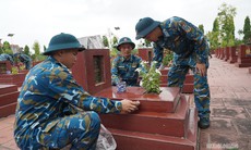Bộ đội Quân chủng Phòng không - Không quân chuẩn bị lấy mẫu hài cốt liệt sĩ chưa xác định được danh tính