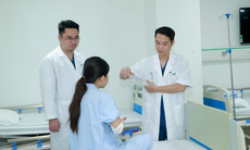 Sau 3 ngày phẫu thuật gãy xương do tai nạn, tay bé gái đã vận động được