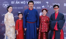 Quách Ngọc Ngoan và con gái út gây chú ý đi thảm đỏ dưới mưa