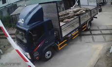 Vượt đường ngang khi cần chắn đang hạ, tài xế bị xử phạt 2 hành vi