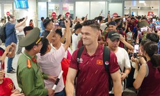ĐT Việt Nam về đến Hà Nội, sẵn sàng cho trận chung kết lượt về