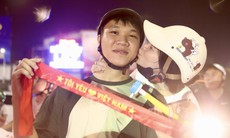 Những khoảnh khắc đẹp trong đêm người dân Hà Nội 'đi bão' mừng đội tuyển bóng đá Việt Nam vô địch