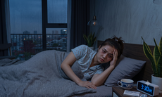 Thiếu ngủ kích hoạt cơn thèm ăn khiến cơ thể tích tụ mỡ bụng nhanh chóng