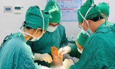 Bệnh viện tuyến tỉnh chạy đua với thời gian nối chân đứt gần lìa cho bệnh nhân