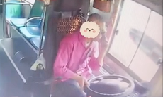 Vừa lái xe vừa sử dụng điện thoại, tài xế nhận cái kết đắng