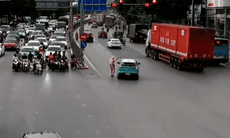 Taxi chở cụ bà 83 tuổi đột quỵ kẹt giữa dòng xe, CSGT lập tức mở đường