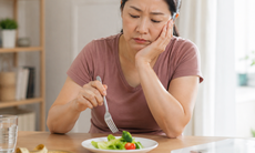 Vì sao người trên 50 tuổi ăn càng ít vẫn khó giảm cân?