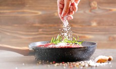 Ăn mặn mỗi ngày, trái tim và thận 'gánh’ hậu quả như thế nào?