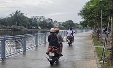 Mặc biển cấm, xe máy vẫn chạy vào đường đi bộ vừa hoàn thành ở Huế