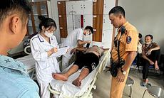 CSGT Hà Nội mở đường dưới mưa lớn đưa người đàn ông bị rắn hổ mang cắn đi cấp cứu