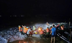 Sóng lớn làm chìm, cuốn trôi thuyền đánh cá của ngư dân