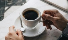 Cách uống cà phê bảo vệ huyết áp và đường huyết sau tuổi 60