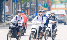 Báo động học sinh chưa đủ tuổi đi xe máy, trách nhiệm trước hết thuộc về cha mẹ?