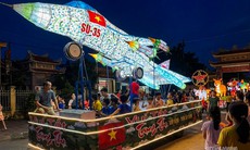 Bất ngờ với mô hình đèn Trung thu máy bay Su-35, tên lửa, robot biến hình