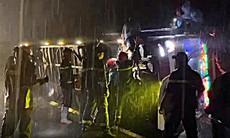 Tai nạn liên tiếp trong đêm, 19 người mắc kẹt trong xe khách lật ở Đồng Nai