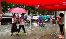 Nhiều trường học ở Hà Nội báo nghỉ, chuyển học trực tuyến do mưa lớn ngập sâu