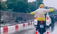 CSGT Hà Nội mở đường giữa mưa tầm tã, kịp thời đưa người bệnh đau thận cấp đến viện