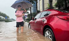 Mưa kéo dài, người dân Hà Nội 'bất lực' nhìn ô tô bị nước dềnh